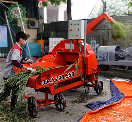 Kỹ thuật viên vận hành máy băm dập cỏ