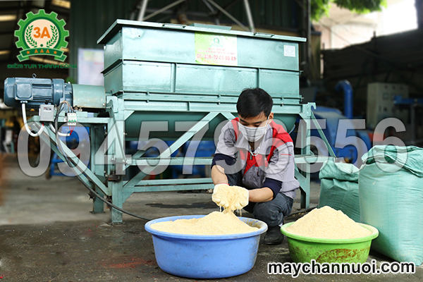 máy trộn thức ăn chăn nuôi 