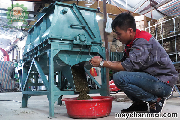 Máy trộn cám cho heo