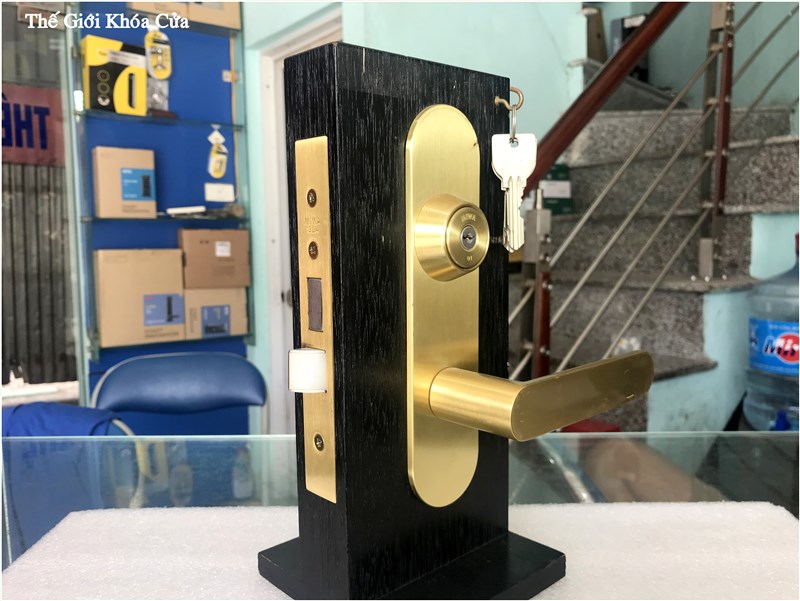 KHÓA CỬA NHẬP KHẨU NHẬT BẢN MIWA - U9LA66 YB 3 KHÓA CỬA NHẬP KHẨU NHẬT BẢN MIWA - U9LA66 YB lắp trên demo cửa gỗ