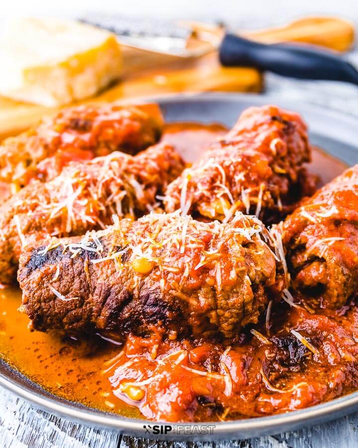 CÁCH NẤU BÒ ÚC CUỘN SỐT CÀ VỚI QUẢ NHO KHÔ VÀ HẠT THÔNG