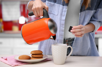 Mẹo vệ sinh làm sạch ấm siêu tốc nhựa không cần chà rửa mạnh tay