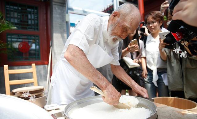 Thần nấu cơm nấu loại gạo đắt nhất thế giới