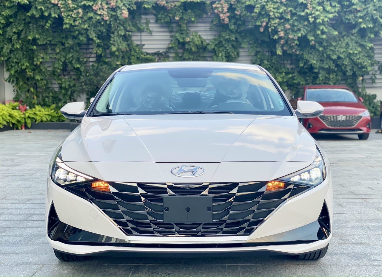 Đầu xe Elantra 2023 tạo điểm nhấn bằng lưới tản nhiệt kích thước lớn