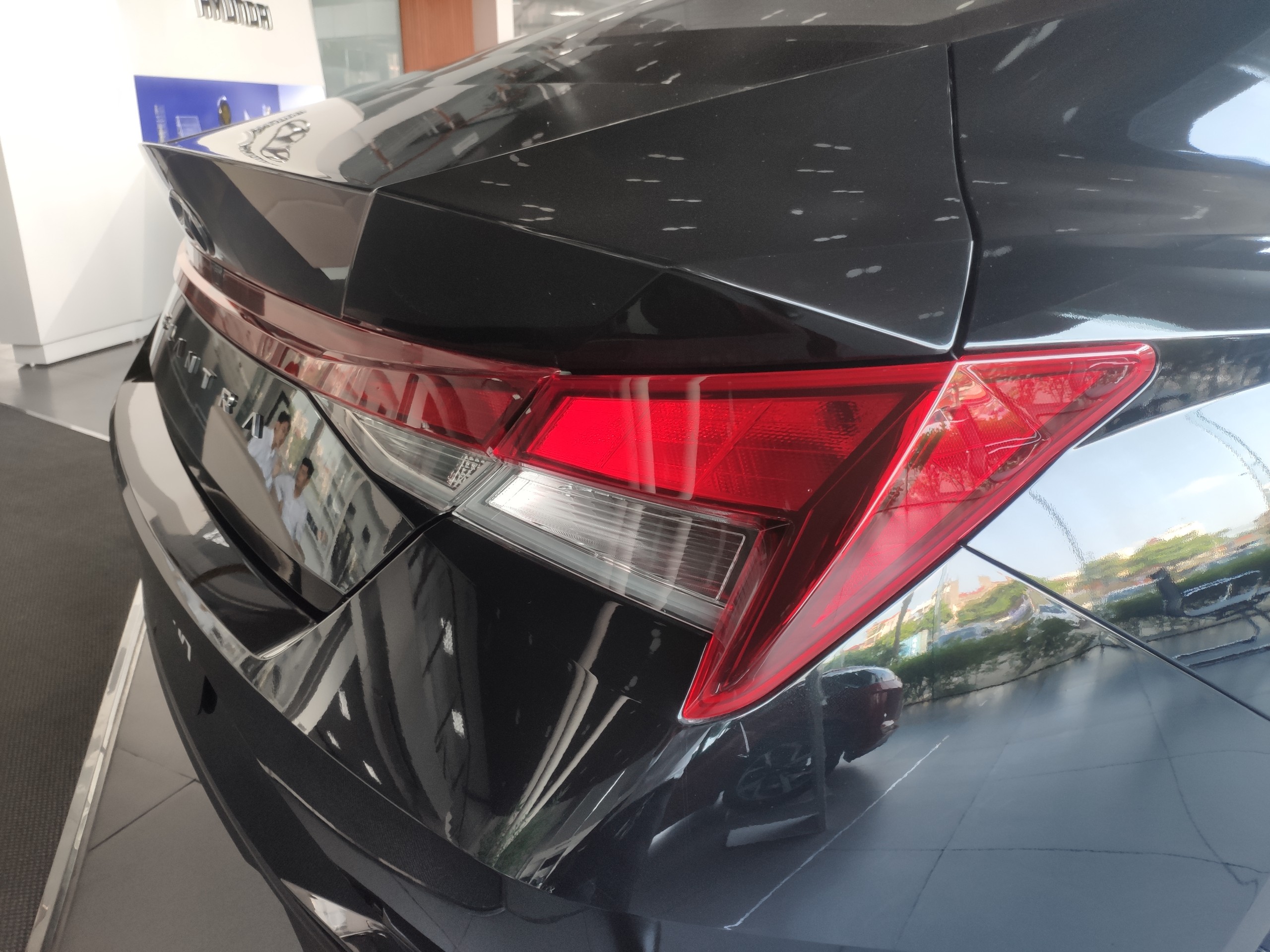 ngoại thất elantra 1.6 at tiêu chuẩn 2023
