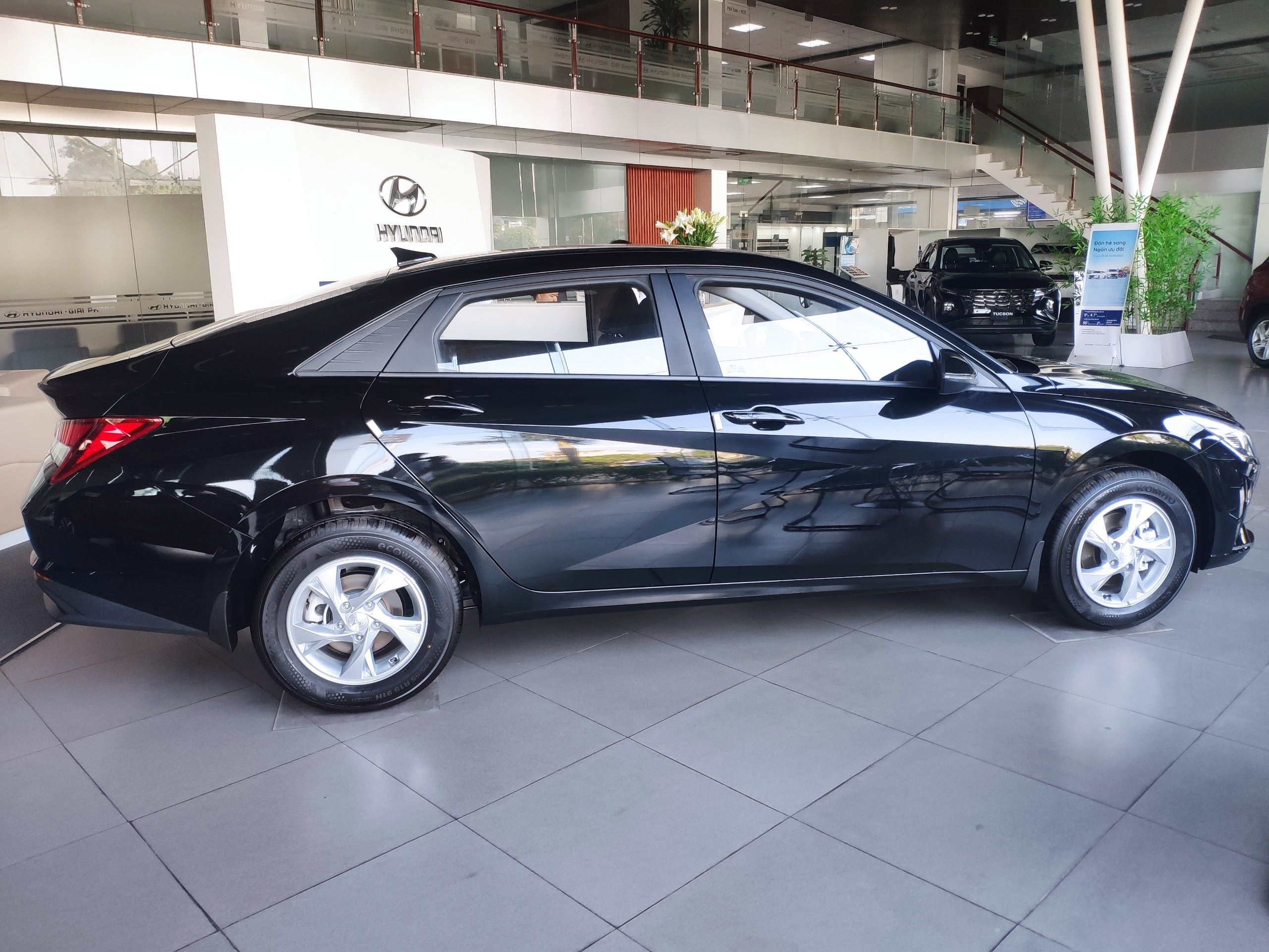 ngoại thất elantra 1.6 at tiêu chuẩn 2023