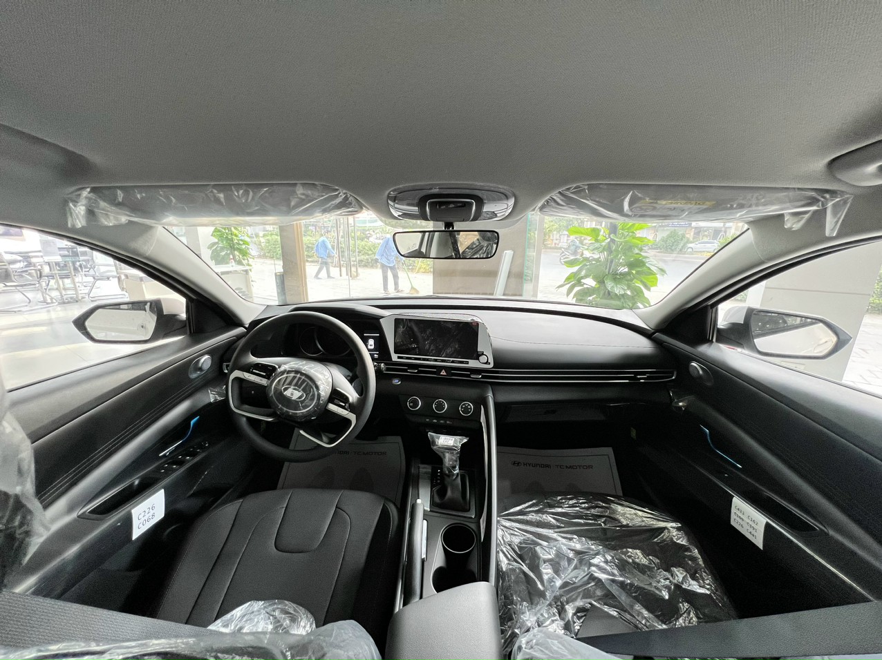 khoang lái rộng rãi của hyundai elantra 1.6 at tiêu chuẩn 2023