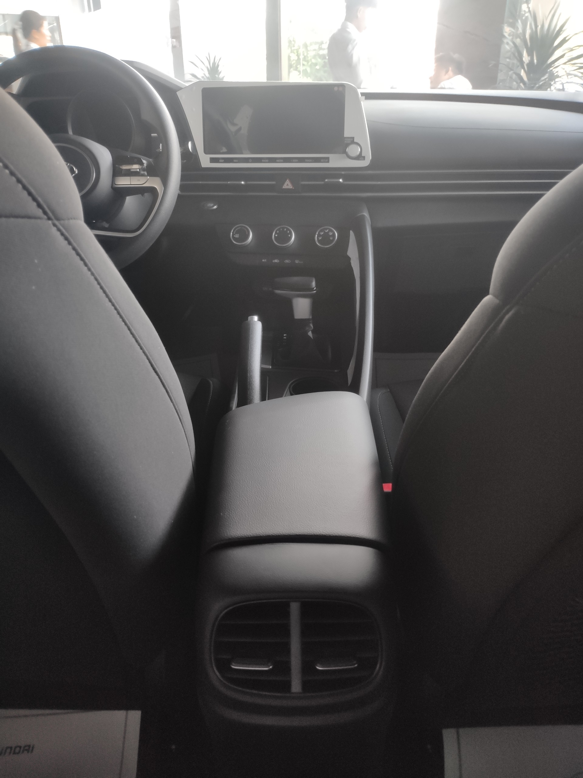 Nội thất Hyunda Elantra 1.6 AT tiêu chuẩn