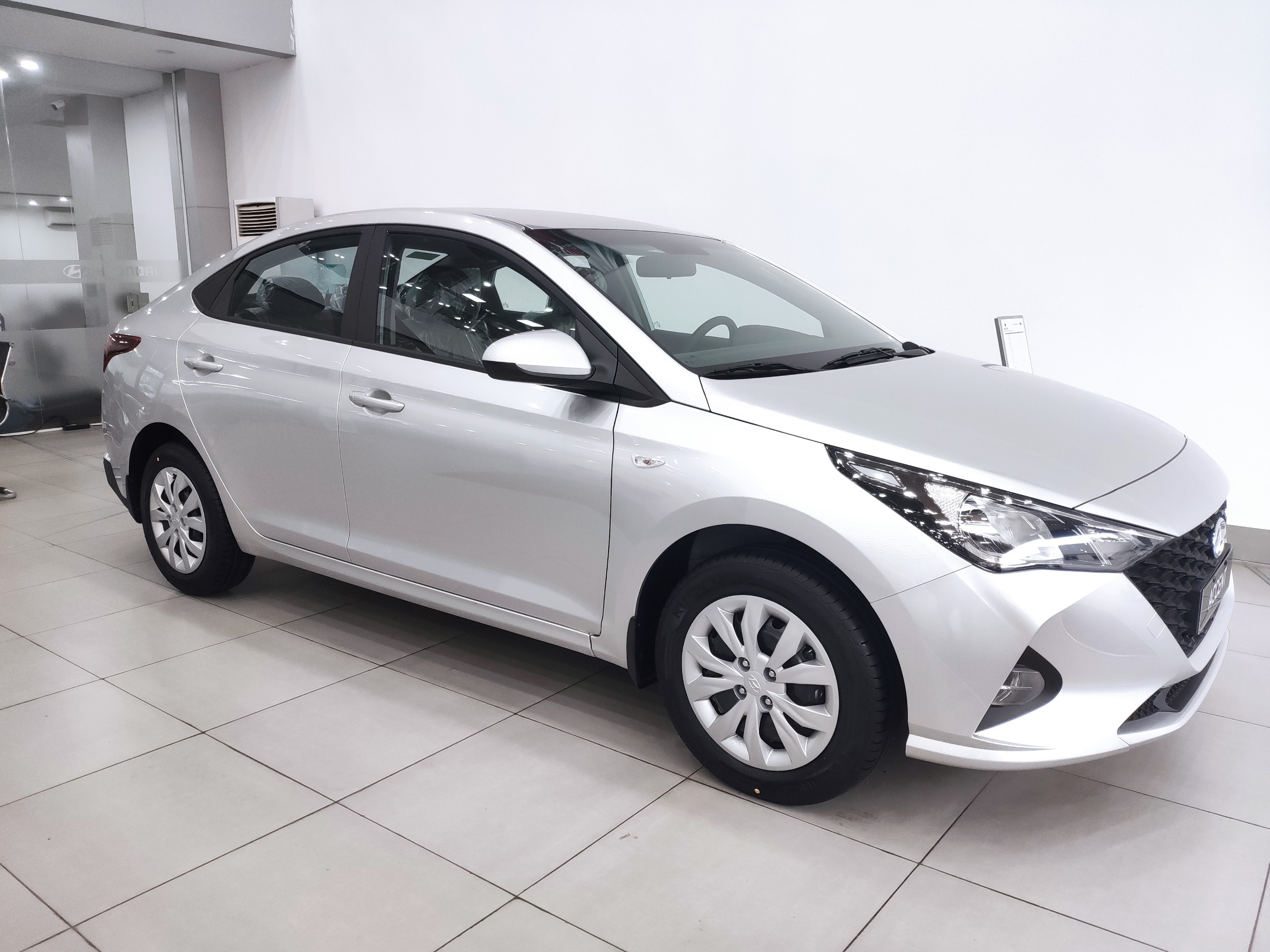 Ảnh ngoại thất Hyundai Accent MT tiêu chuẩn