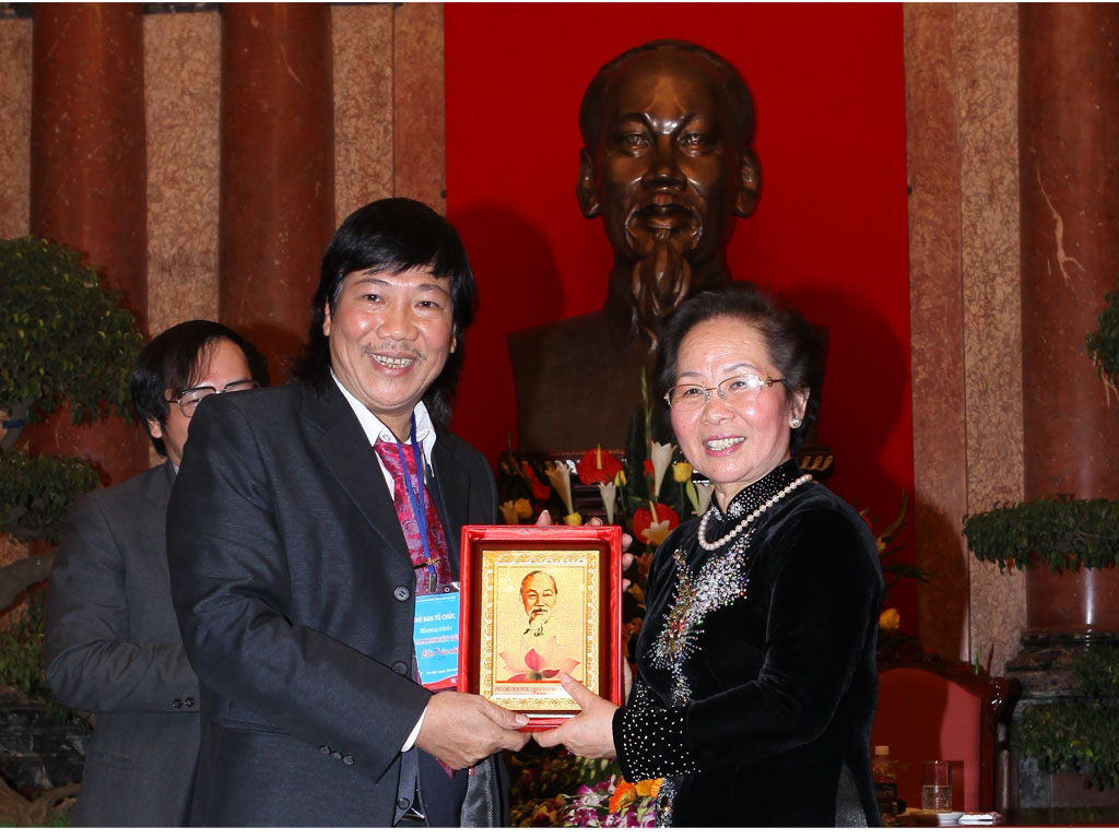 Nghệ nhân Làng nghề Vinh COBA - Thương hiệu tranh kính độc đáo Việt Nam( tái bản 19/10/2014)