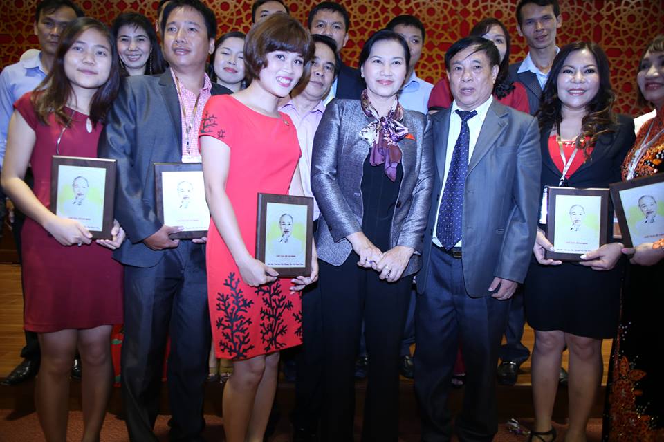 Tinh hoa làng nghề tranh khắc kính - nghệ nhân HHLNVN Bùi Hải Hà