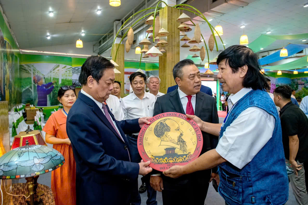 Gian hàng kính nghệ thuật – Dấu ấn trong ngày Hà Nội công bố hoàn thành Nông thôn mới