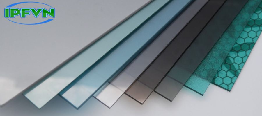 Tấm nhựa trong suốt là gì? Đặc tính và những ứng dụng thực tế