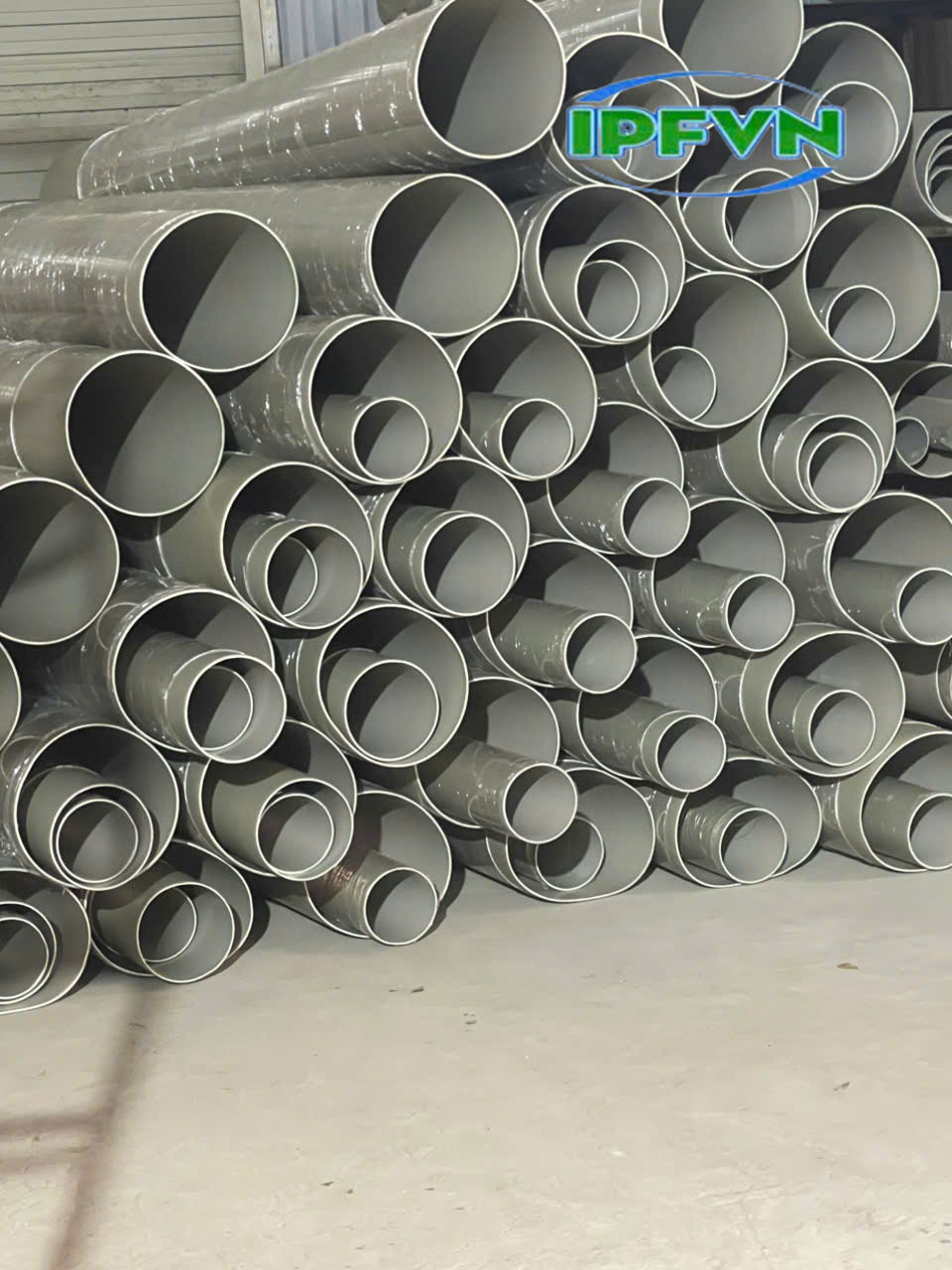 So sánh ống PP và FRP trong hệ thống dẫn khí ăn mòn.