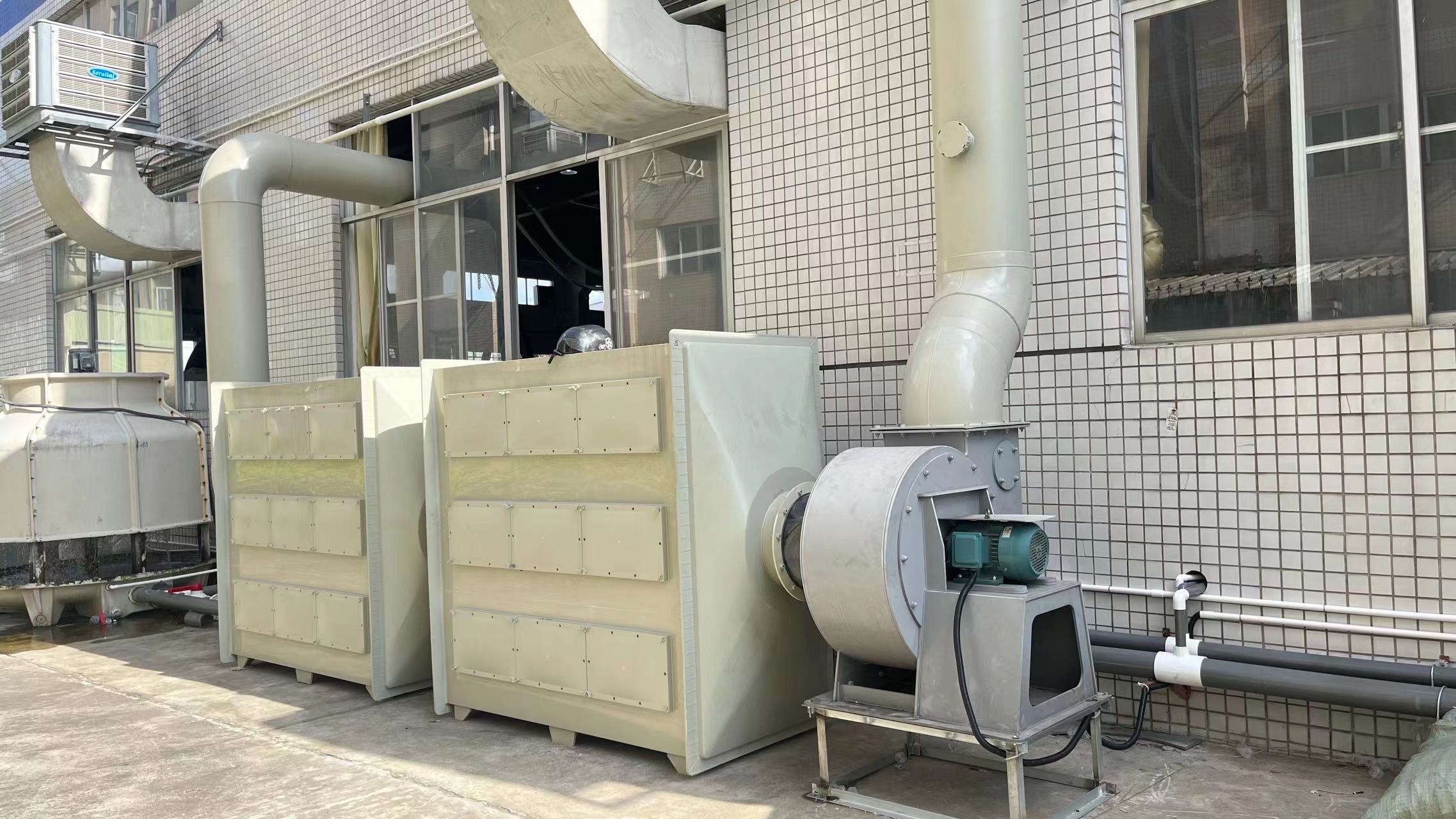 So sánh tháp hấp phụ inox và nhựa – Nên dùng loại nào cho khí VOCs?