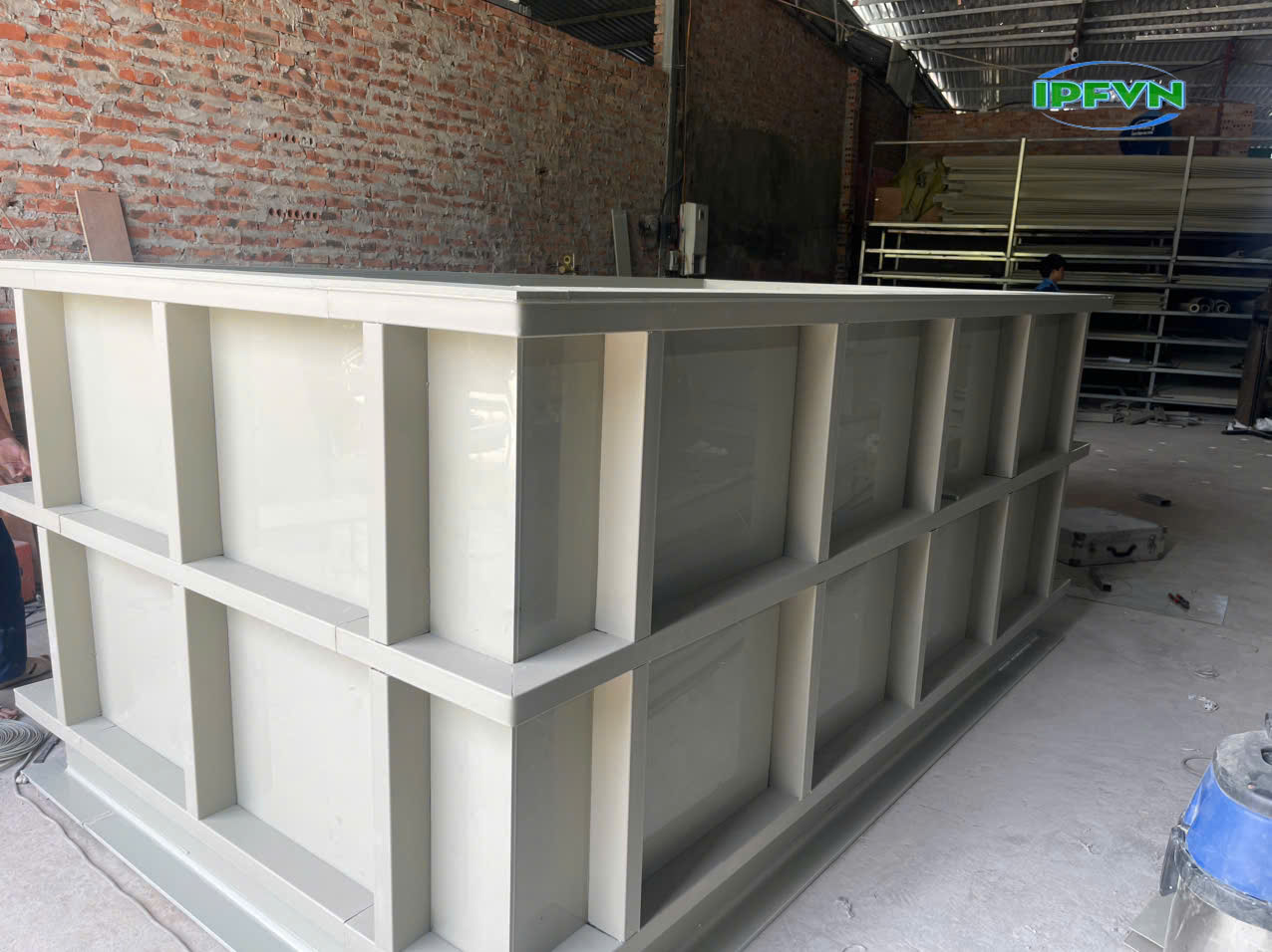 Bể PP có bền hơn bể FRP trong môi trường axit?