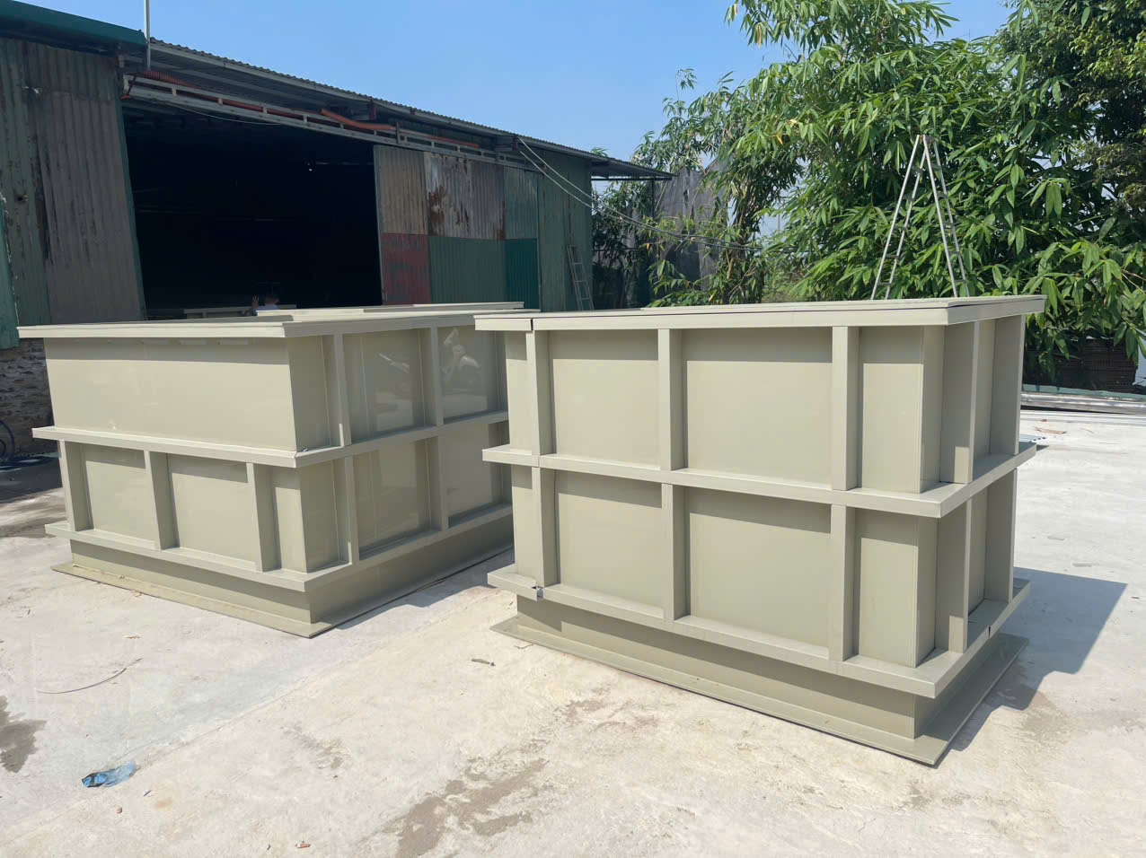 Bể nhựa PP trong sản xuất pin và ắc quy – Chống ăn mòn hóa chất điện phân.