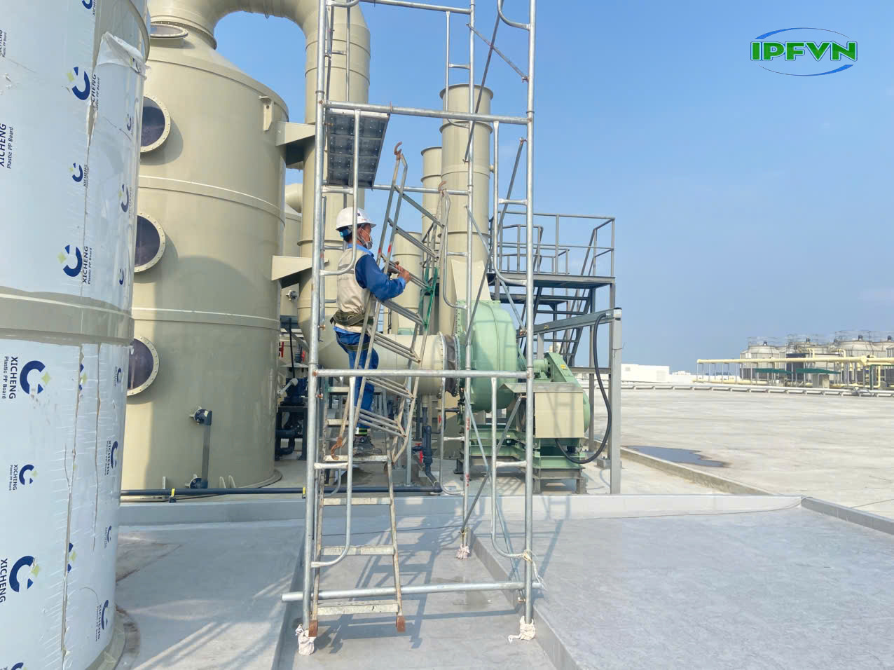 Tại sao tháp hấp thụ PP đang lên ngôi, FRP vẫn giữ vị thế trong môi trường ăn mòn