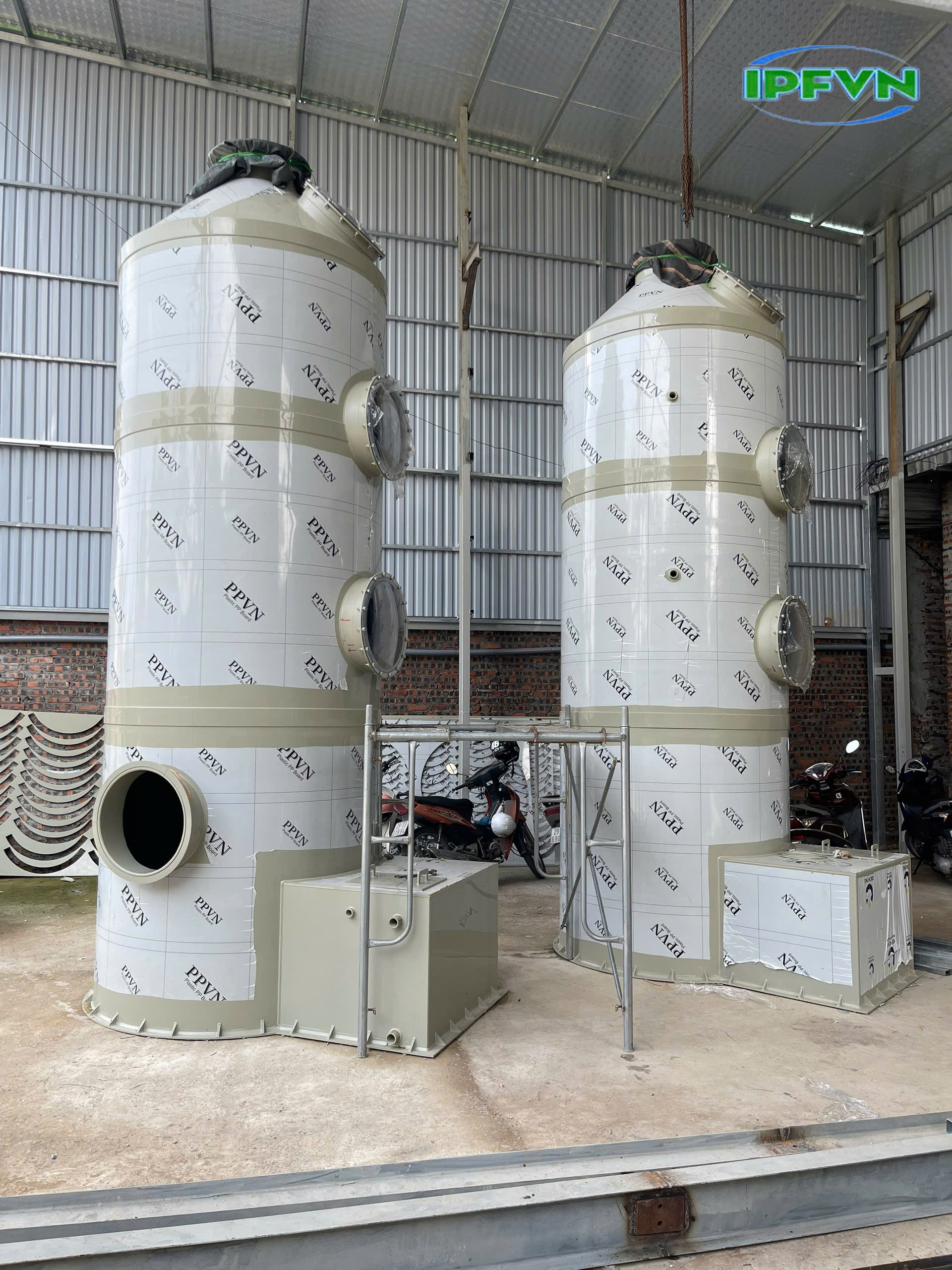 Tháp hấp thụ trong nhà máy sơn, keo dán, xử lý VOCs bay hơi