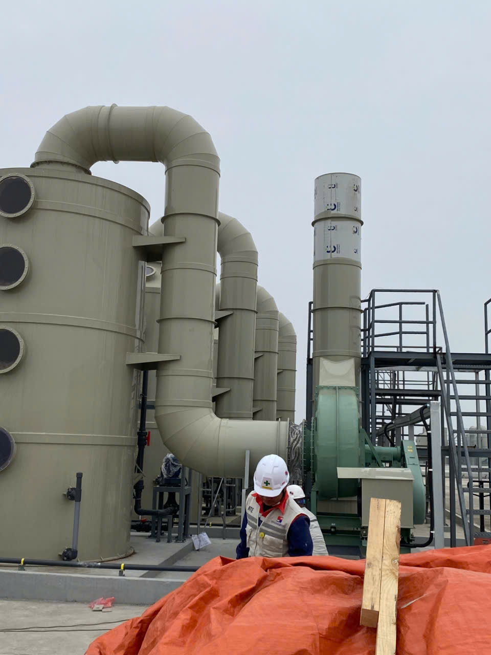 Tháp hấp thụ trong xử lý khí thải tái chế pin, hóa chất