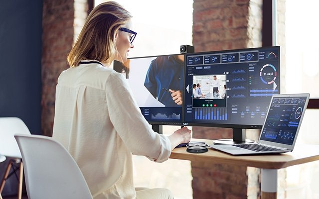 Tối ưu không gian làm việc với màn hình để bàn tích hợp hub kết nối