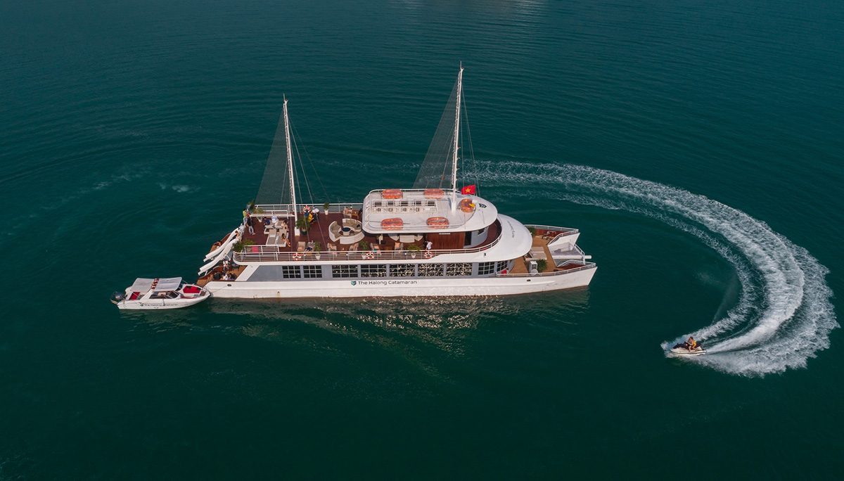 du thuyền 2 thân catamaran trên vịnh lan hạ - du lịch ngao du thế giới