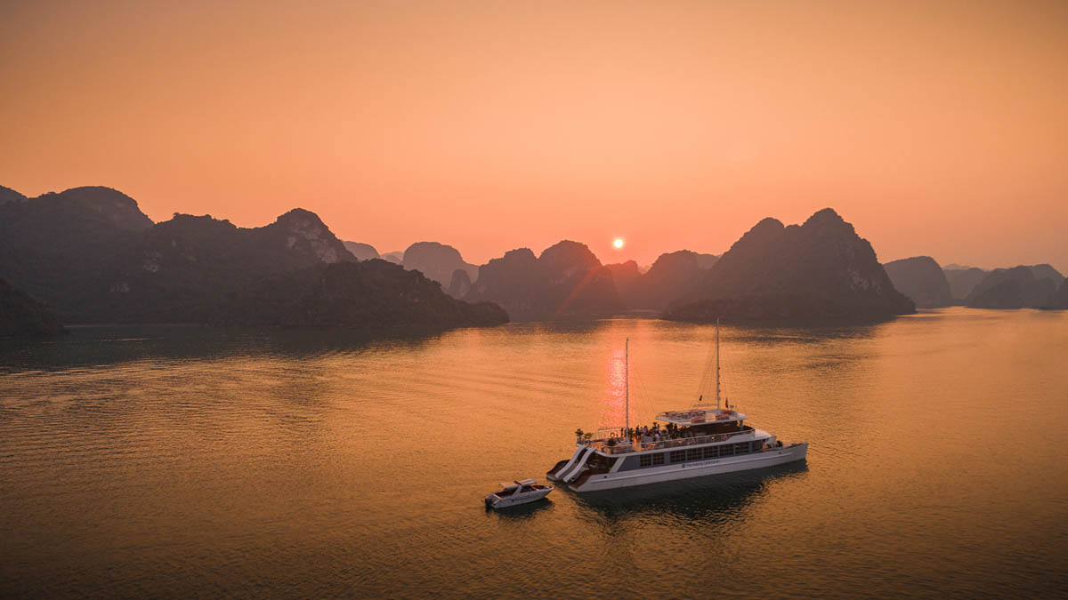 ngắm hoàng hôn vịnh lan hạ trên du thuyền catamaran - du lịch ngao du thế giới