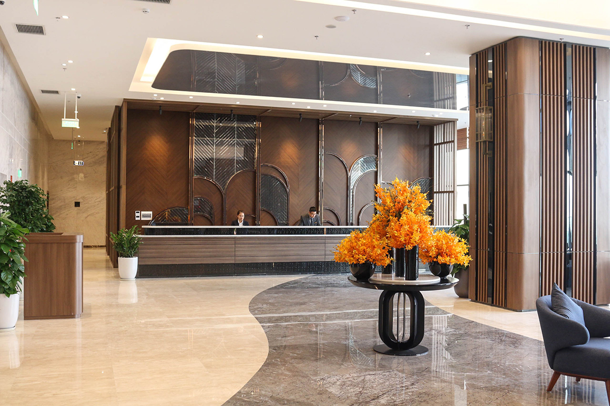 Lễ tân ks Mường Thanh Luxury Hạ Long Centre Hotel