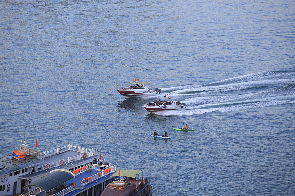 xuồng bay khám phá cát bà