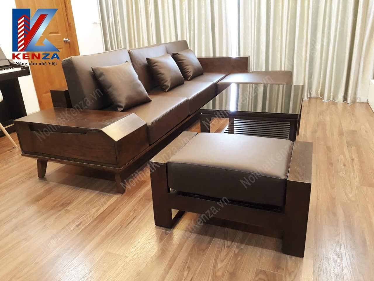 sofa gỗ bàn giao tại nhà khách hàng