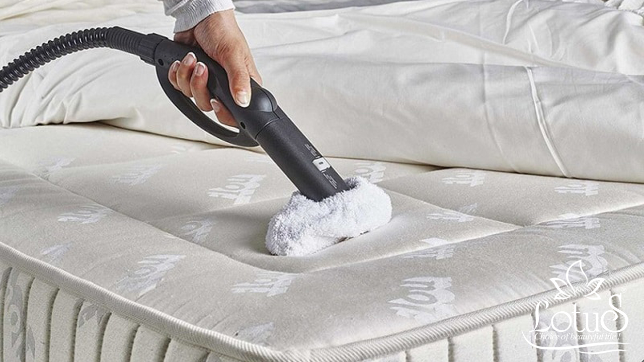 Sử dụng máy hút bụi vệ sinh đệm dùng cho khách sạn