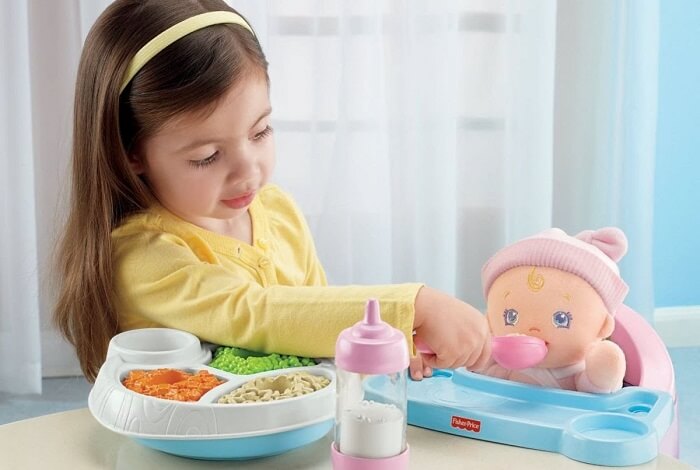 Chọn đồ chơi cho bé gái phù hợp với từng lứa tuổi - Những lưu ý các mẹ cần biết
