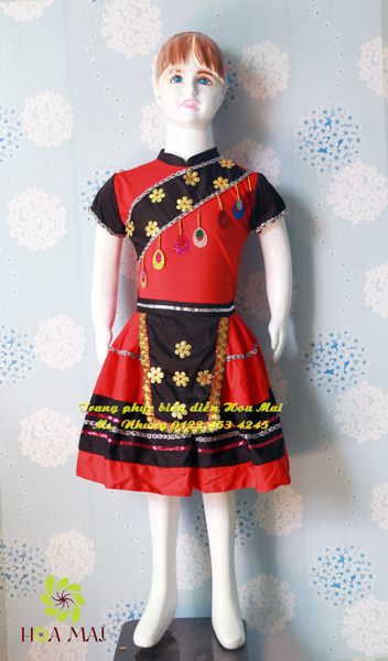 Trang phục H\'Mông nữ thiếu nhi là một trong những trang phục biểu diễn Hoa mai rất đáng yêu và thú vị. Hãy xem hình để tìm hiểu về cách thức tạo ra trang phục, từng chi tiết nhỏ và ý nghĩa của từng họa tiết để cảm nhận sự đẹp đẽ của trang phục dân tộc H\'Mông nữ thiếu nhi.