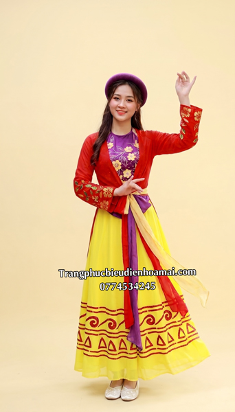 Trang phục tứ thân khoác đỏ yếm tím