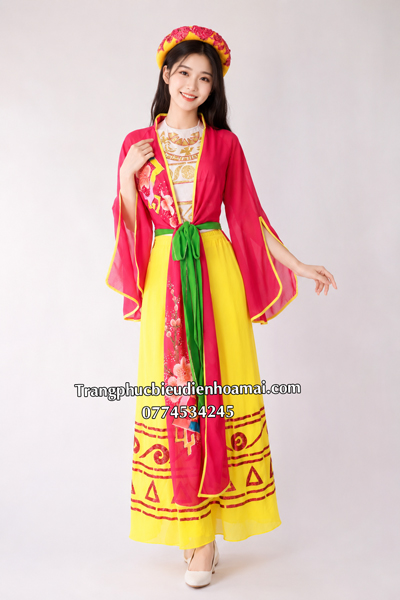 Trang phục tứ thân khoác hồng tay lỡ yếm trắng