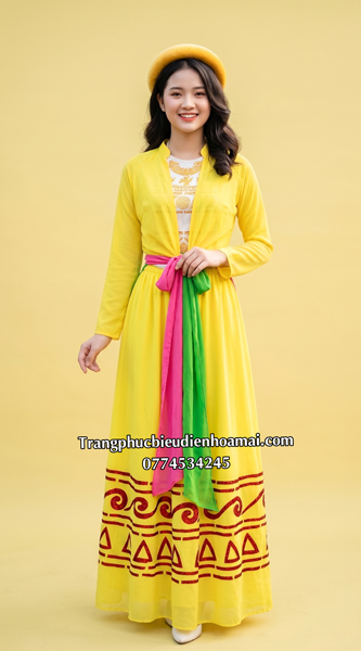 Trang phục tứ thân khoác vàng yếm trắng