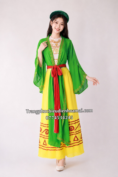 Trang phục tứ thân khoác xanh lá yếm trắng