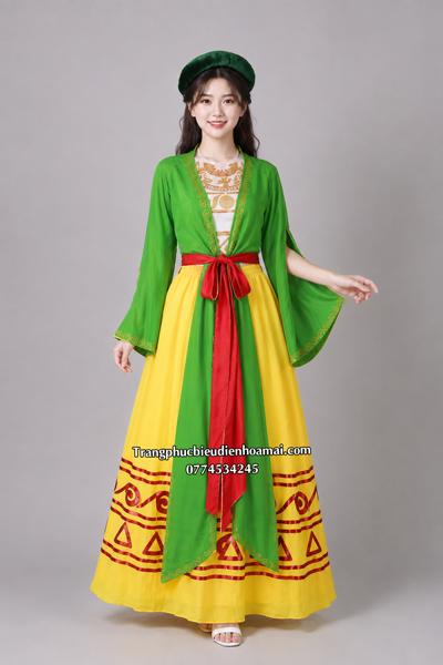 Trang phục tứ thân khoác xanh lá yếm trắng