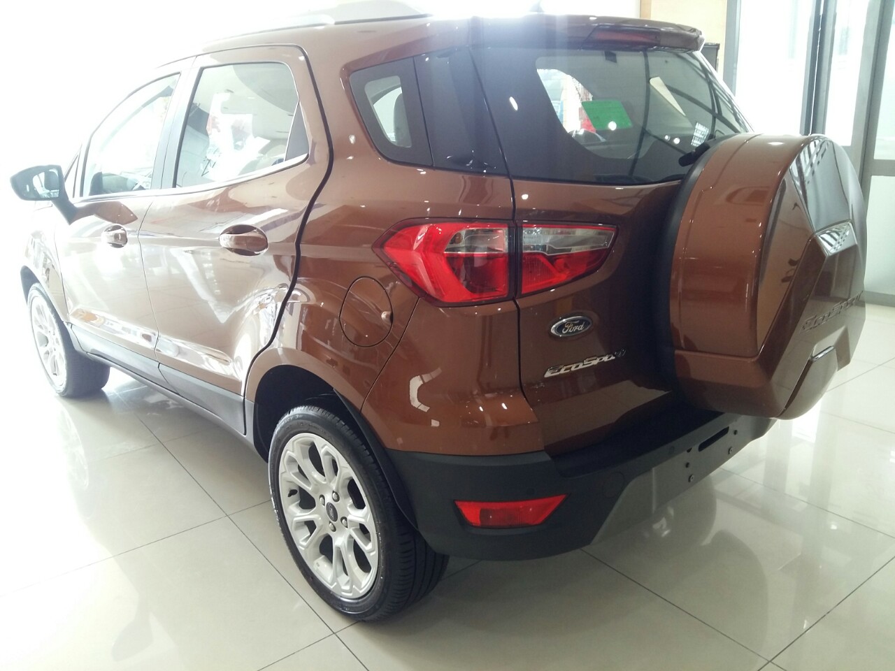 phía sau ecosport 1.0