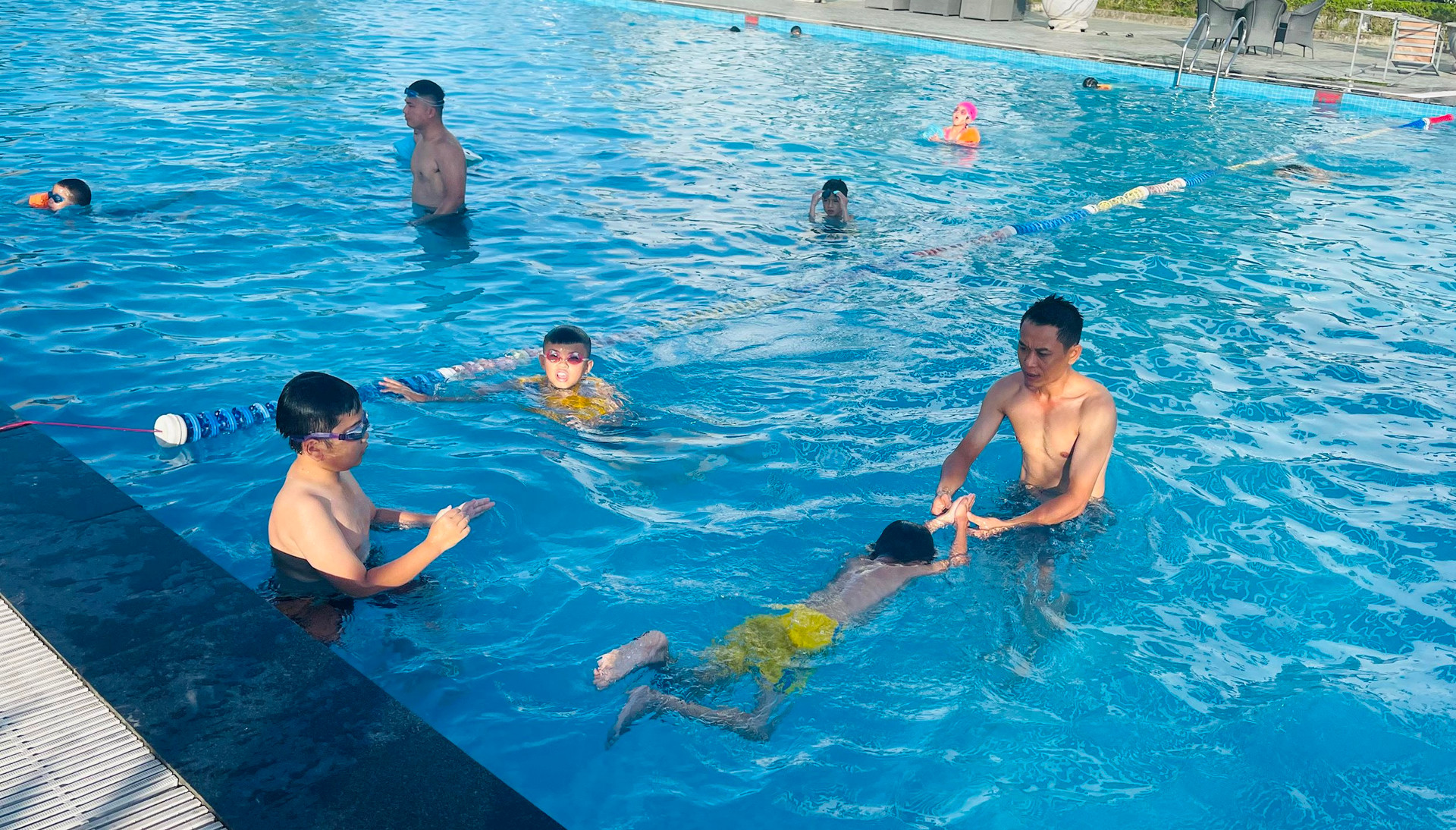 bể bơi kinh doanh