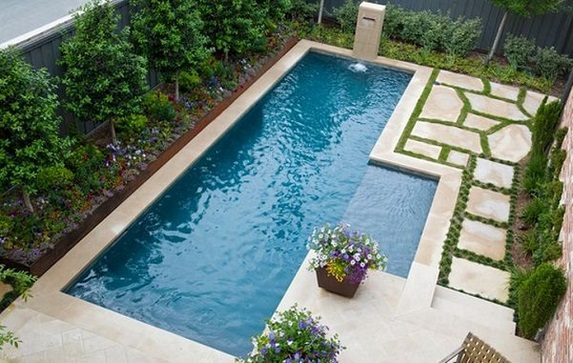 Bể bơi thiết kế trong sân vườn