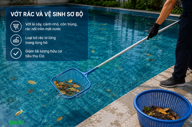 Sử dụng sào và vợt vớt rác ra khỏi hồ bơi