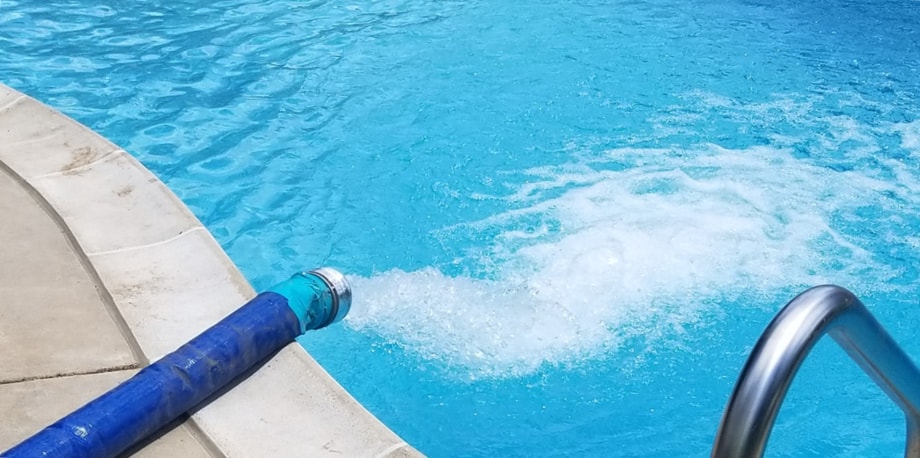 Thêm nước vào bể khi mức nước giảm sau mùa đông
