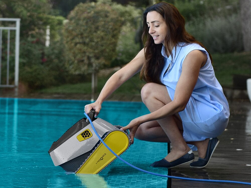 Robot vệ sinh hồ bơi