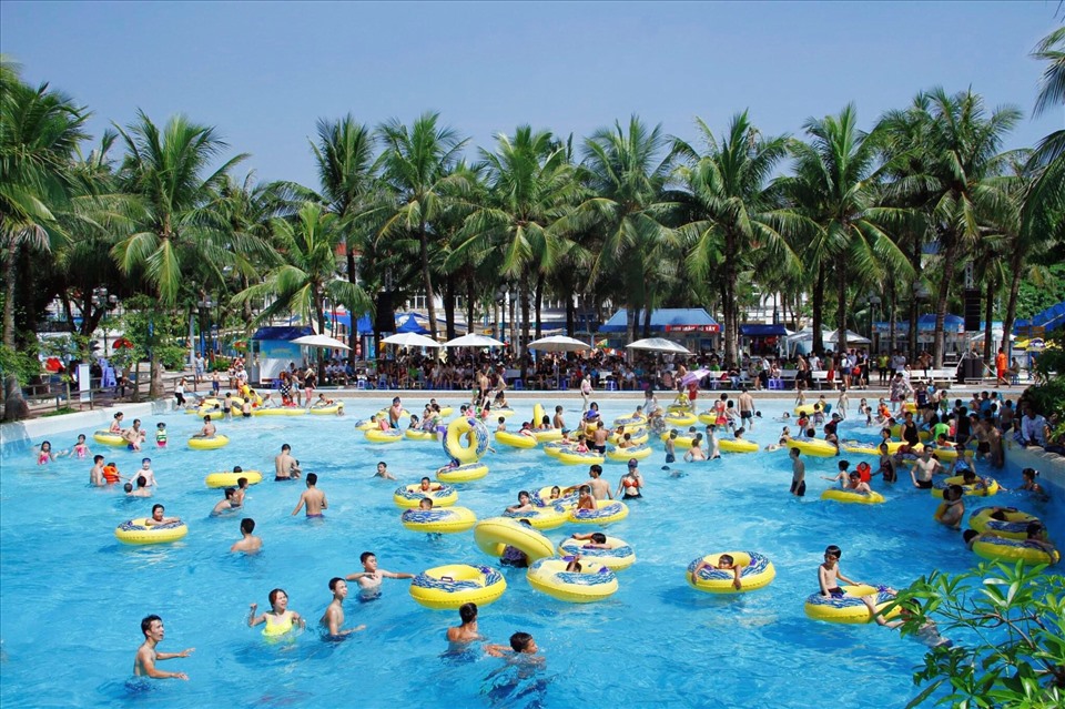 Với tần suất sử dụng cao, số lượng người bơi lớn, hồ bơi kinh doanh cần sử dụng giải pháp xử lý nước phù hợp để đảm bảo sạch và trong