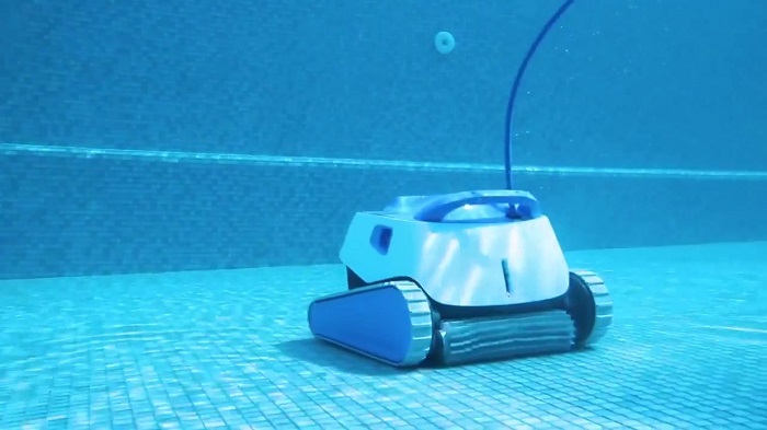 robot hồ bơi và bánh xe cần được làm sạch