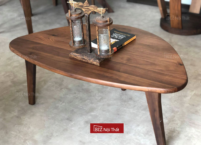 Bàn trà gỗ óc chó Ivy đem lại sự duyên dáng và thanh lịch cho không gian phòng khách của bạn. Với kiểu dáng hiện đại, tinh tế đến từng chi tiết, bàn trà này sẽ là điểm nhấn hoàn hảo cho ngôi nhà của bạn.