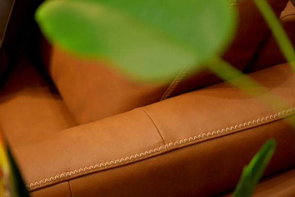 Bộ Sofa Văng chất liệu da bò Ý nhập khẩu Divano S688 dài 2,16m màu Nâu Dark Brown