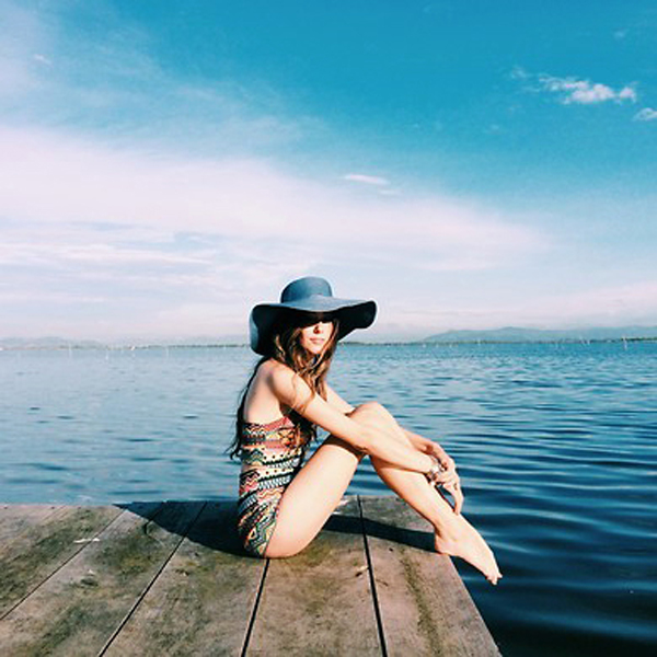 Chọn mũ đi biển chất lừ cho nàng diện kèm bikini