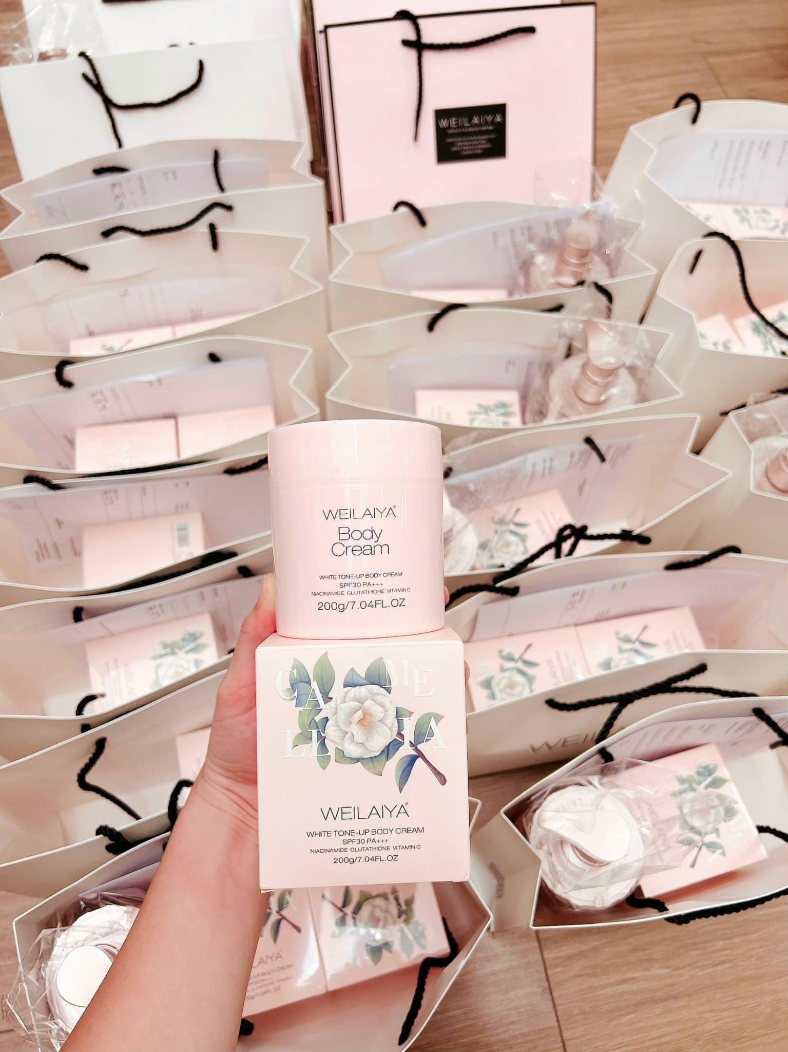 Kem Body Truyền Trắng Nâng Tone Bảo Vệ Da Weilaiya White Tone-Up Body Cream SPF30 PA+++ 200ml